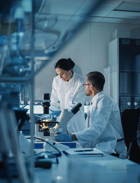 Eine Forscherin und ein Forscher arbeiten in einem Labor