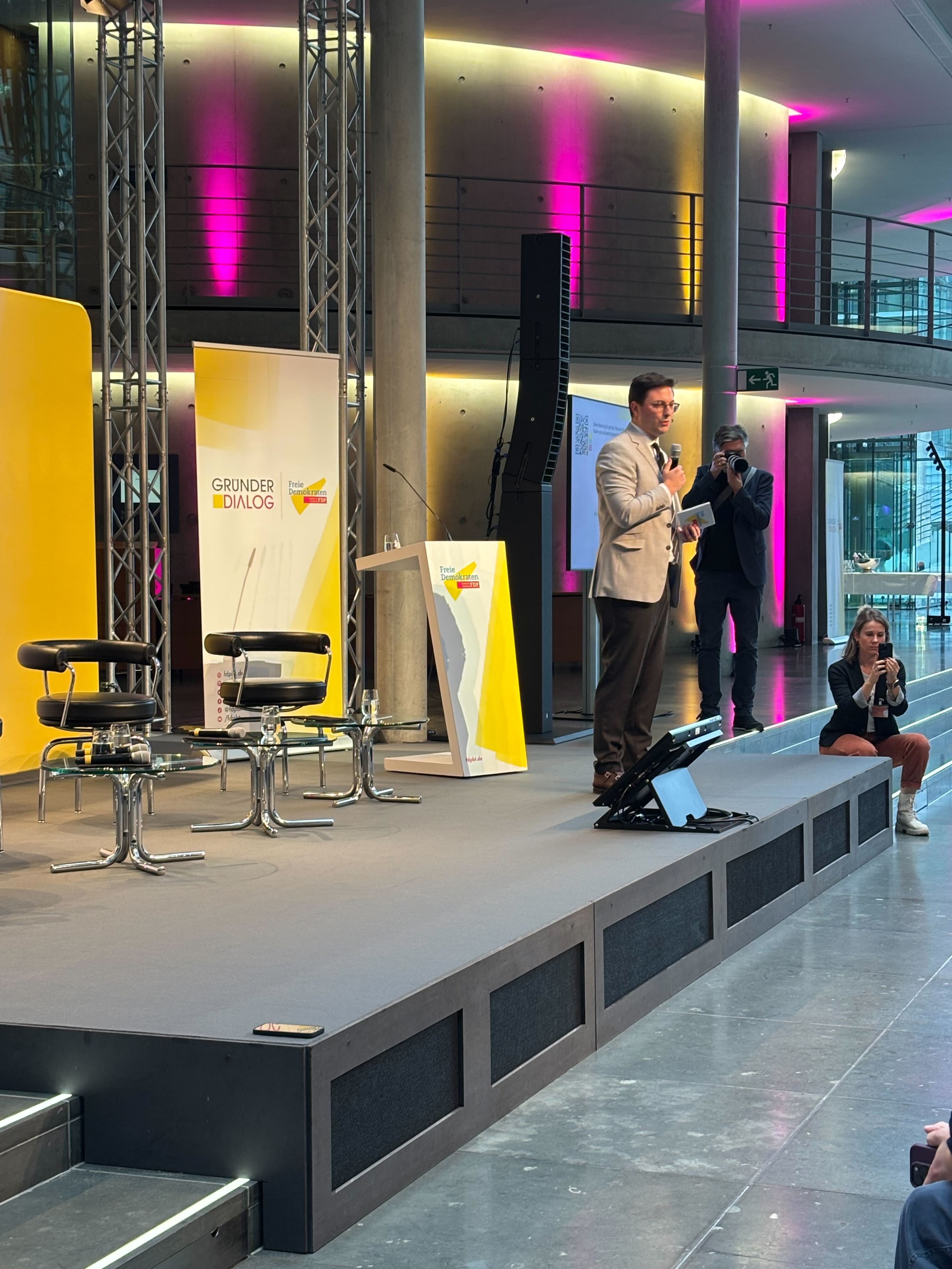 Maximilian Mordhorst eröffnet den Gründerdialog.
