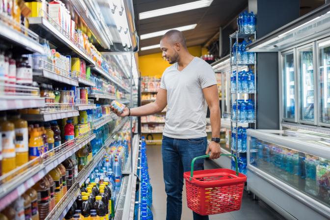 Mann im Supermarkt