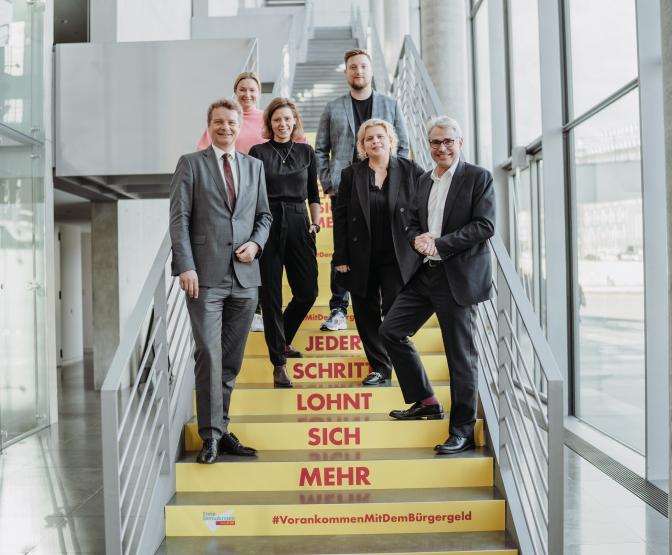 Abgeordnete der FDP-Fraktion auf einer beklebten Treppe