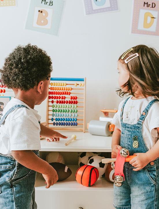 Kleinkinder spielen mit Lernspielzeug